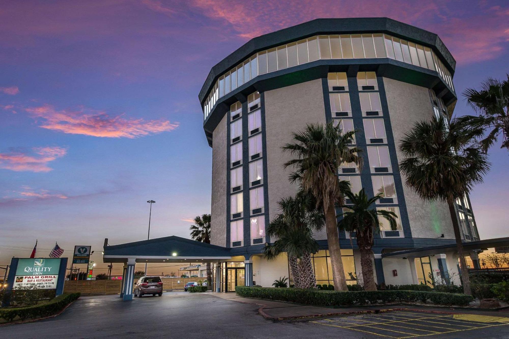 10 Business Hotels Near Vencor Hospital-Bay Area Worth Booking