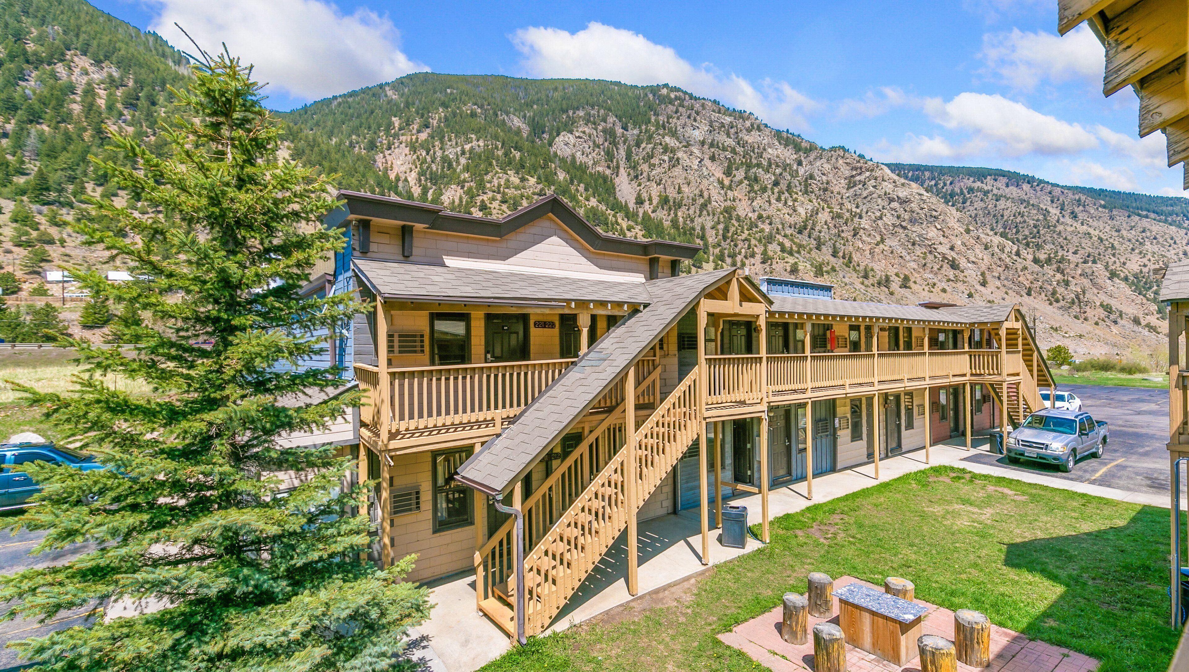 4 Hotels Near Arapaho National Forest for Every Budget
