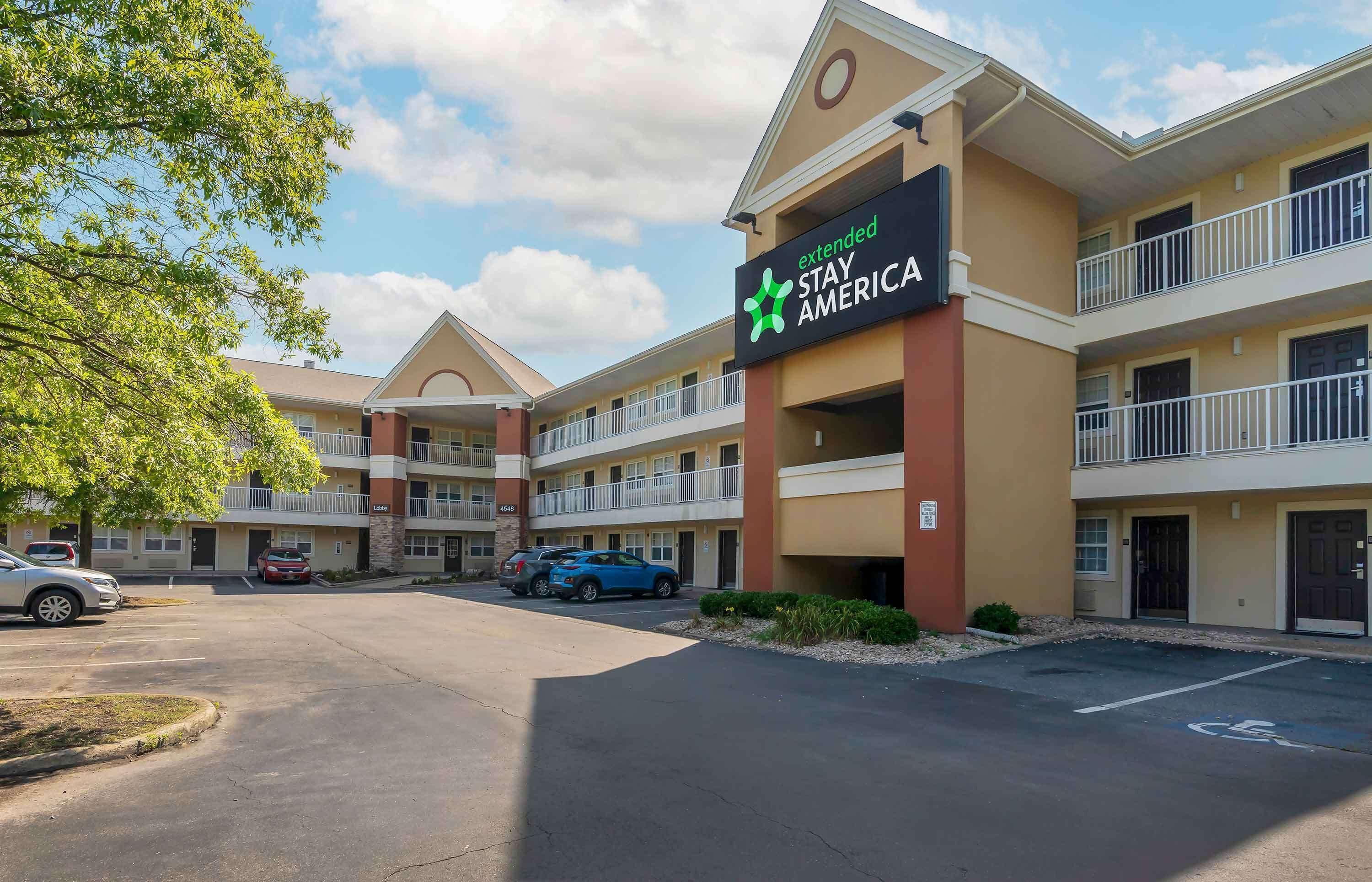 Staying Near Janaf Shopping Center: 4 Airport Hotels Compared