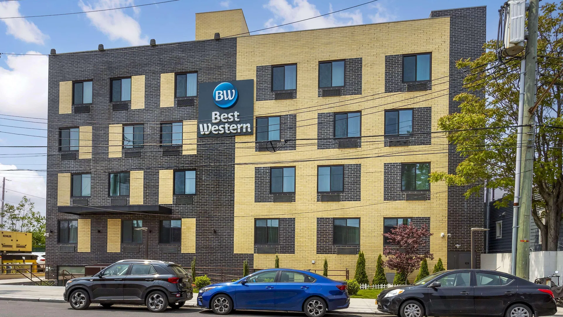 Where to Stay Near Edgewater Hall: 2 Budget Hotels Reviewed