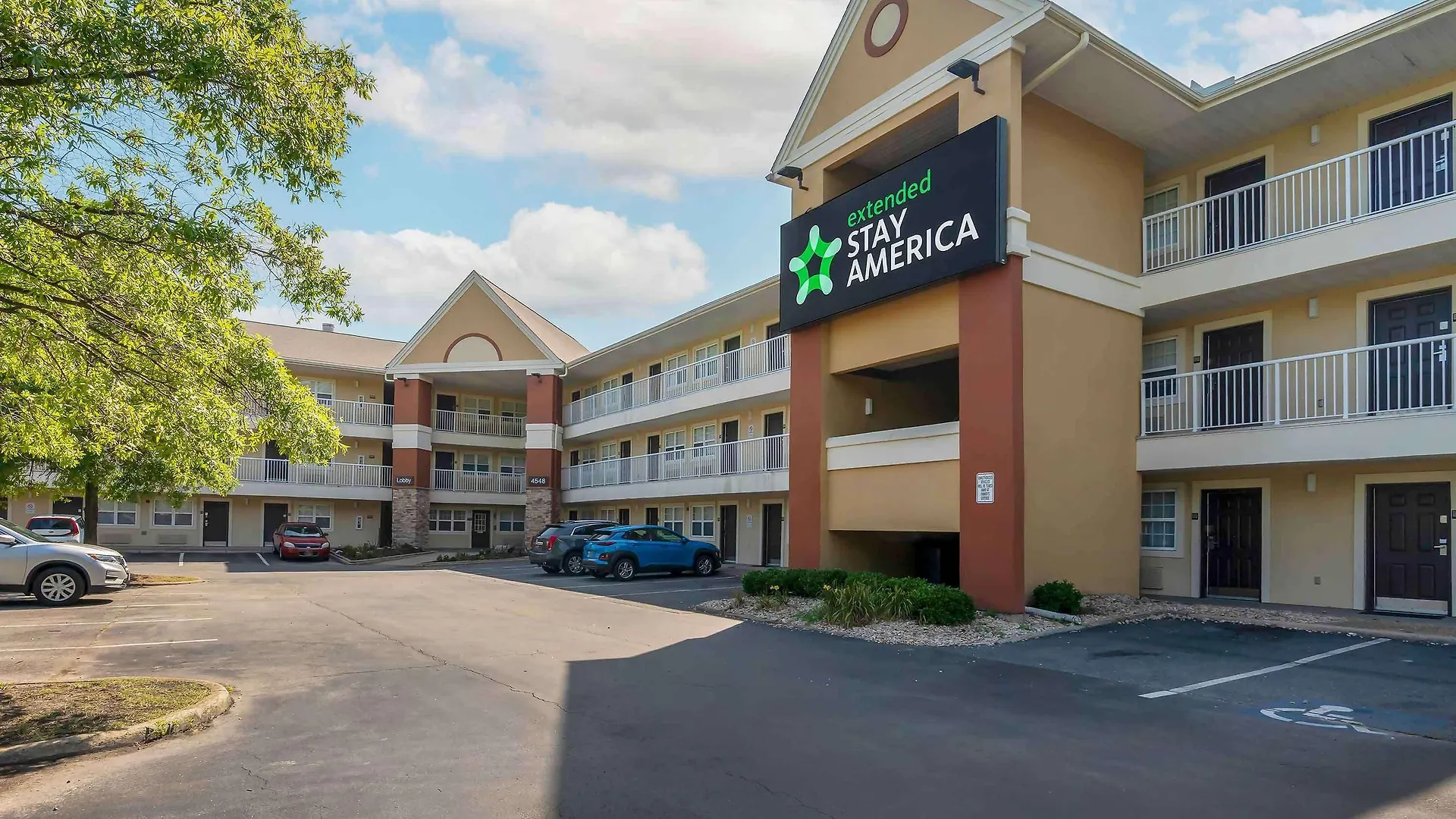 Staying Near Janaf Shopping Center: 4 Airport Hotels Compared