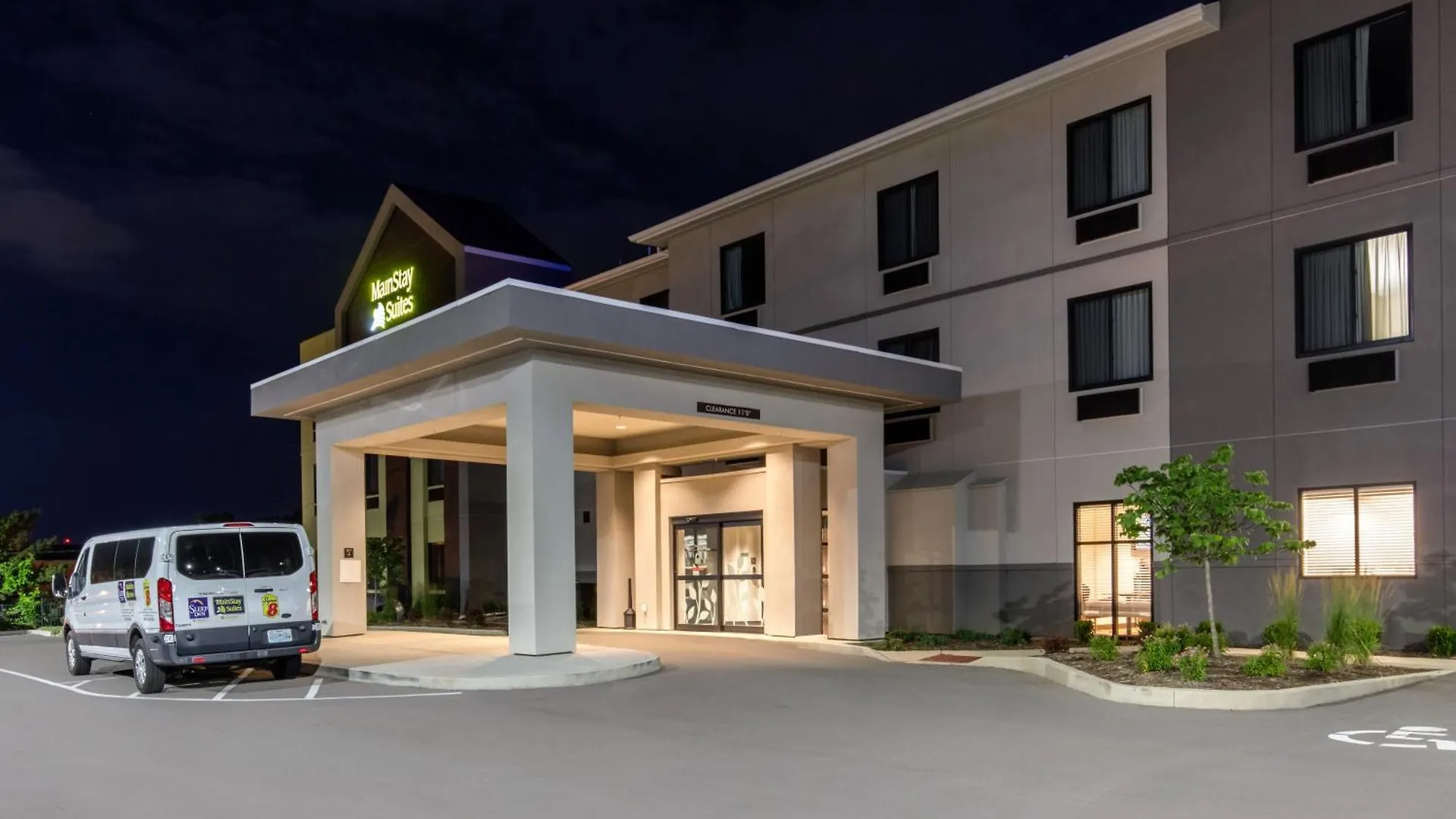 7 Three-Star Hotels Near Historic Aircraft Restoration Worth Booking