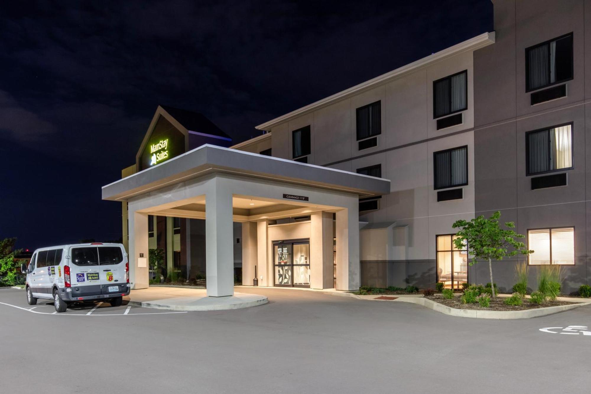 7 Three-Star Hotels Near Historic Aircraft Restoration Worth Booking