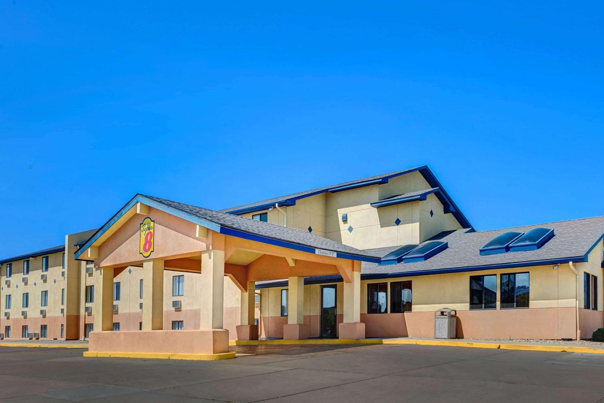 Staying In Kansas: 15 Two-Star Hotels Compared